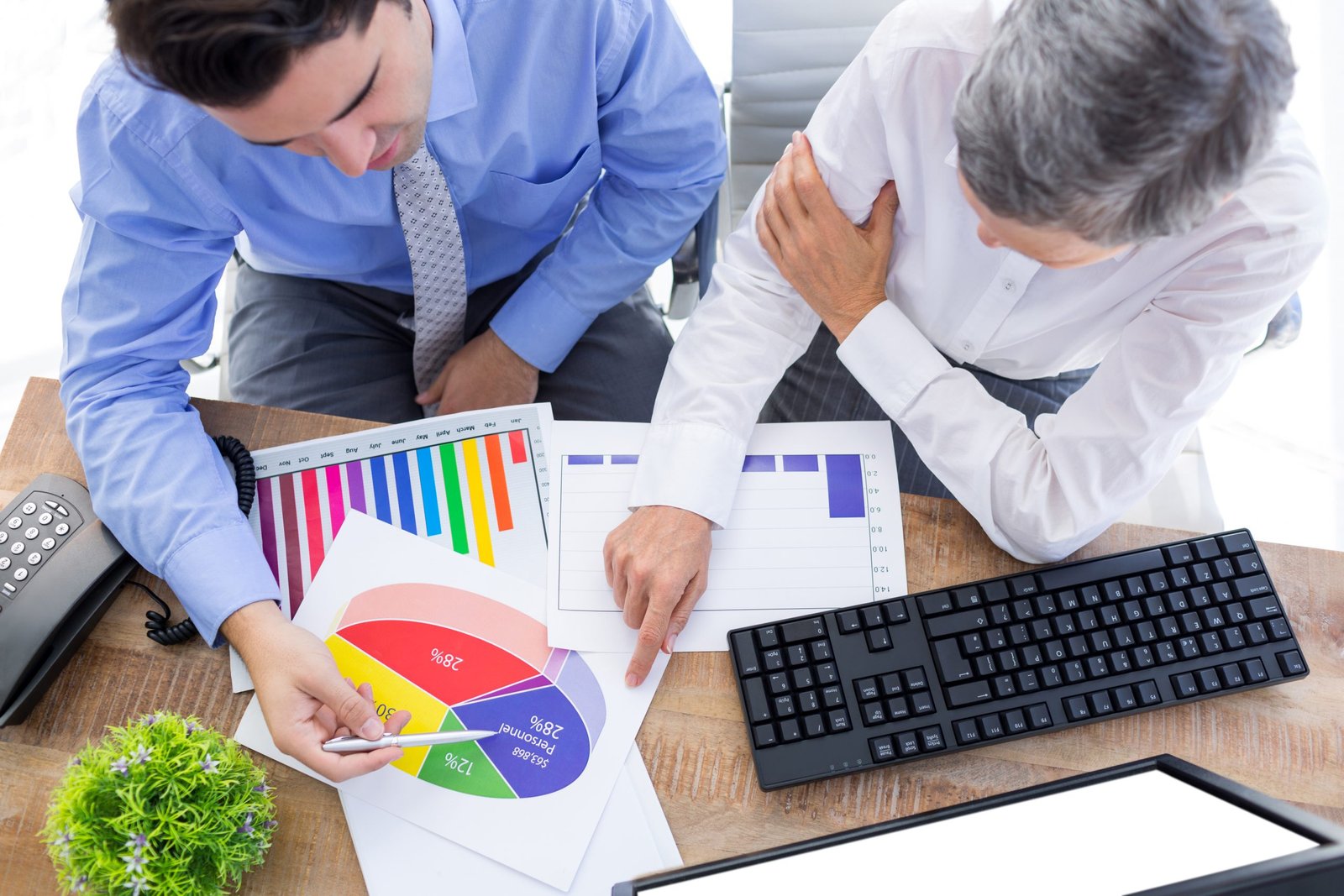 two coworker working folder 1 scaled